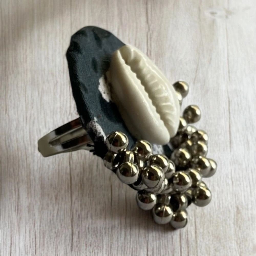 Black-grey round ring