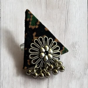 Black-cream triangle ring