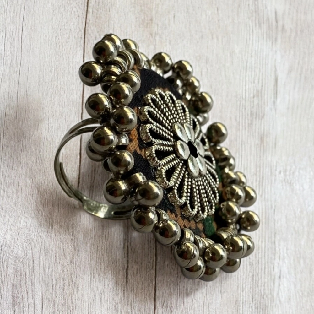 Black-cream round ring