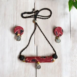 Maroon-black pencil choker