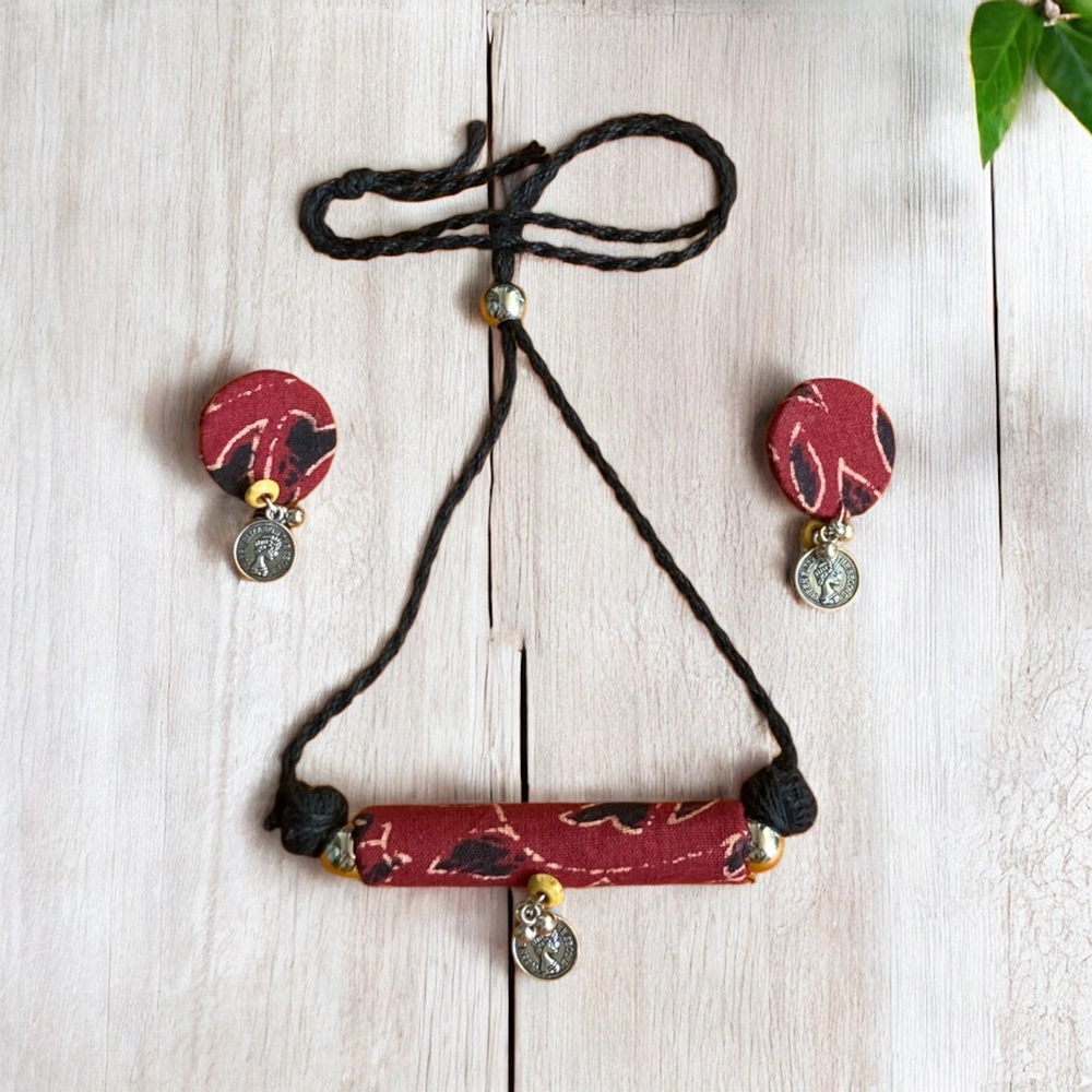 Maroon-black pencil choker