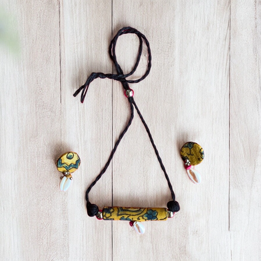 Yellow pencil choker