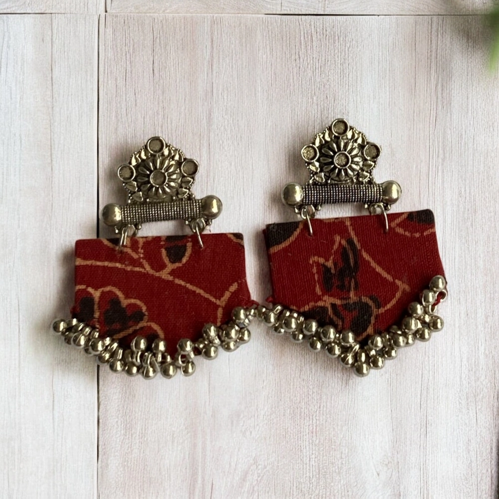 Maroon-black pentagon