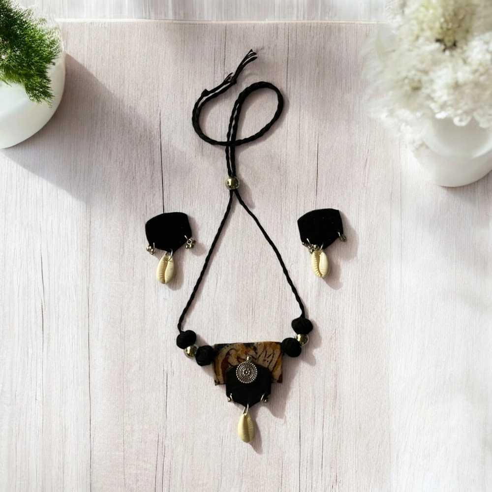 Brown-black choker set